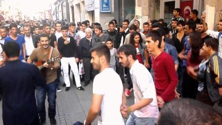 Koma Se Bira Taksim Govend U Stranen Kurdi